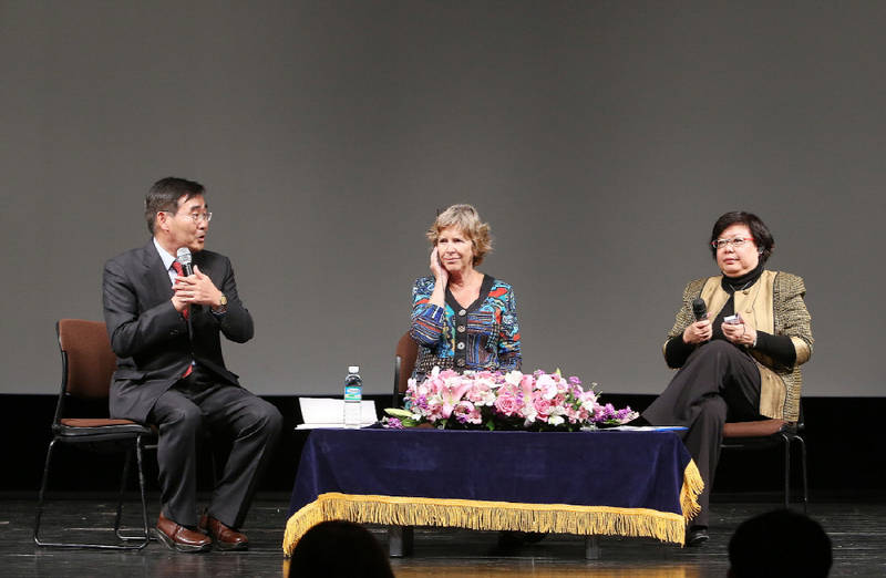 좌로부터 김태완 전 한국교육개발원장, 로즈마리 힙킨스(Rosemary Hipkins) 뉴질랜드 국립교육연구소 수석연구원, 크리스틴 킴-응 리(Christine Kim-Eng Lee) 싱가포르 국립교육원 교수학습-교육과정부장이