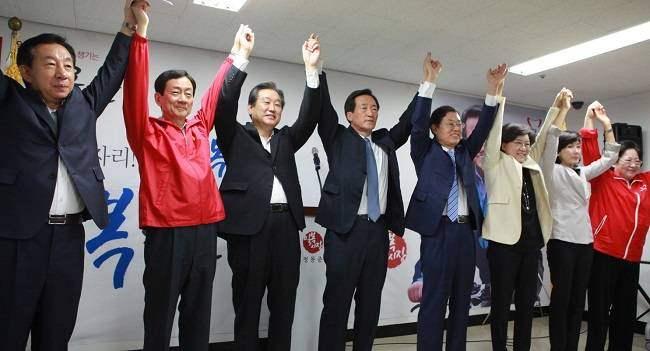 진영 전 장관, 김무성 의원, 이혜훈 최고위원 등이 손을 잡고 정 의원을 응원했다. ⓒ공식사이트