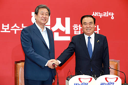 새누리당 김무성 대표(왼쪽)와 새정치 문희상 비대위원장