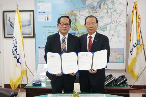 군산시와 군산교육지원청이 군산진로직업체험지원센터 구축을 위해 업무협약을 체결했다. (사진=군산시)