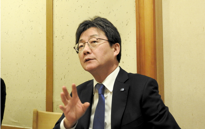 유승민 바른정당 대표가 25일 대구에서 자신의 정치 소신을 지역 기자들에게 설명하고 있다 .