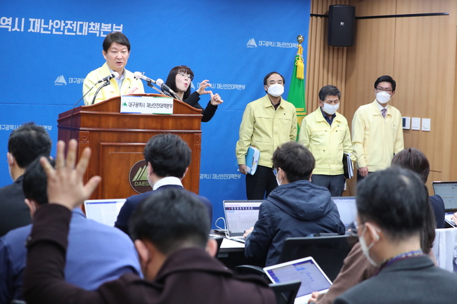 9일 코로나19 대응 관련 대구광역시 재난안전대책본부 정례브리핑에서 권영진 본부장( 대구시장 )은 “이는 2월 29일, 741명의 정점을 찍은 이후, 확진자의 증가세는 약화되어 어제 200명대에 접어든 데 이어 오늘은 100명대로 낮아졌다면서 이는 신천지 교인들의 진단검사가 끝나가는 상황을 반영한 것”이라고 말했다 .
