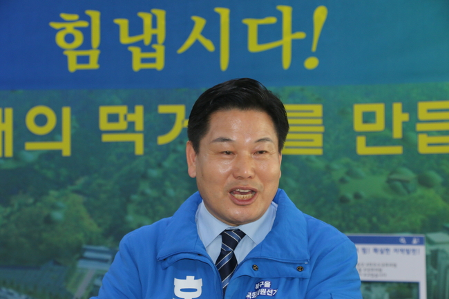 홍의락 후보는 "대구시의 긴급생계자급 지원은 “ 빨리 지급하는 것이 좋다. 예산의 한계가 있으니 가장 어려운 사람들에게 빨리 지급될 수 있는 수단이 있으면 좋다”고 말했다.
