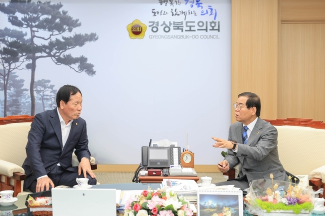 고우현 의장과 장상수 의장이 대구경북 현안을 논의하고 있다.
