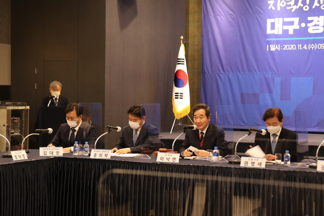 민주당 현장 최고위원회의에는 이낙연 당대표가 모두 발언을 하고 있다.