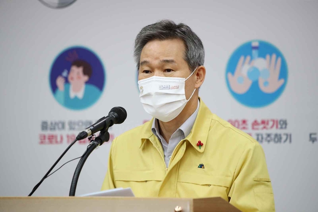 채홍호 대구시 행정 부시장이 8일 기자 브리핑에서 코로나 방역수칙 점검을 강화를 발표하고 있다 .
