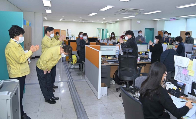 권영진 대구시장이 10일 오전 코로나 방역 근무자들을 격려하며 인사하고 있다.