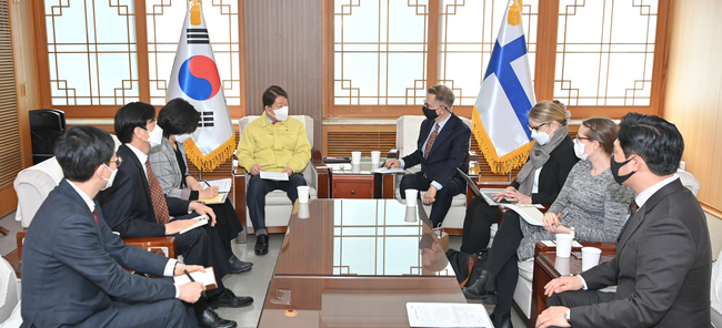 권영진 대구시장이 26일 주한 핀란드 뻬카 메쪼(Pekka METSO) 대사와 양 도시 간 다양한 교류 방안을 논의했다 .