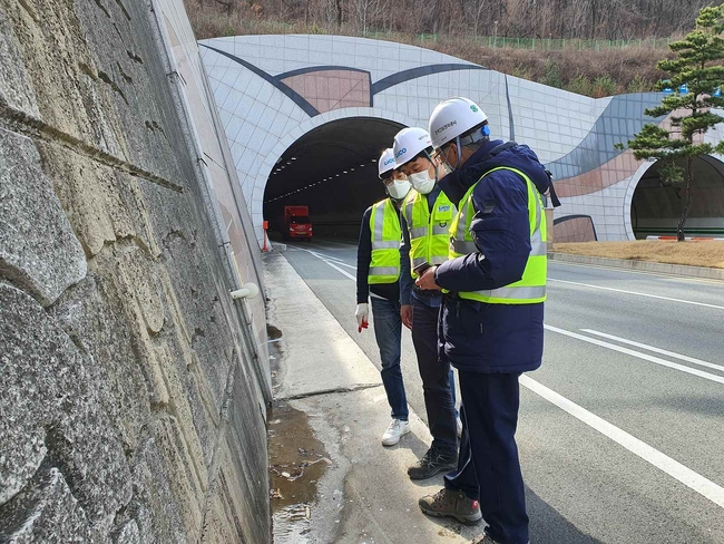 대구시설공단 직원들이 대구 곳곳의 도로절개지 해빙기 특별안전점검을 실시하고 있다.