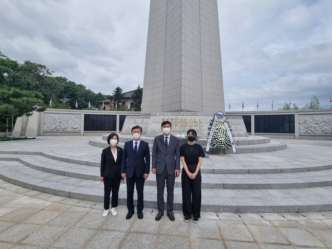 왼쪽 부터 육정미 대구시당 여성위원장,김대진 대구시당위원장,황재홍 대변인 ,김다예 대구시당 대학생위원장