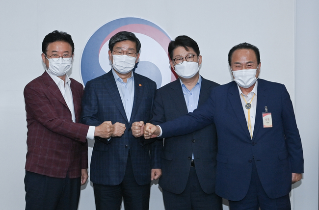 왼쪽 부터 이철우 경북도지사,전해철 행안부장관,권영진 대구시장, 김영만 군위군수