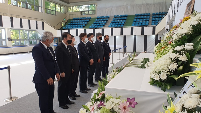 더불어민주당 김대진 대구시당위원장과 대구지역위원장들은 10월 28일(목) 오전 11시 대구 달서구 두류공원 내 설치된 노태우 전 대통령 분향소를 찾아 조문하고 있다.