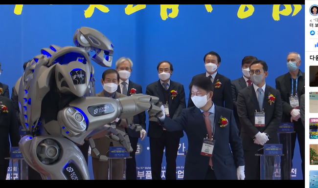 권영진 대구시장이 16일 '대구국제기계산업대전'에서 로봇 타이탄과 환영인사를 하고 있다.