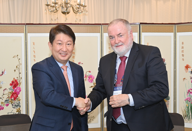 권영진 대구시장과 ‘제17차 IWRA 세계물총회’ 참석차 대구를 방문한 로익 포숑 세계물위원회 회장