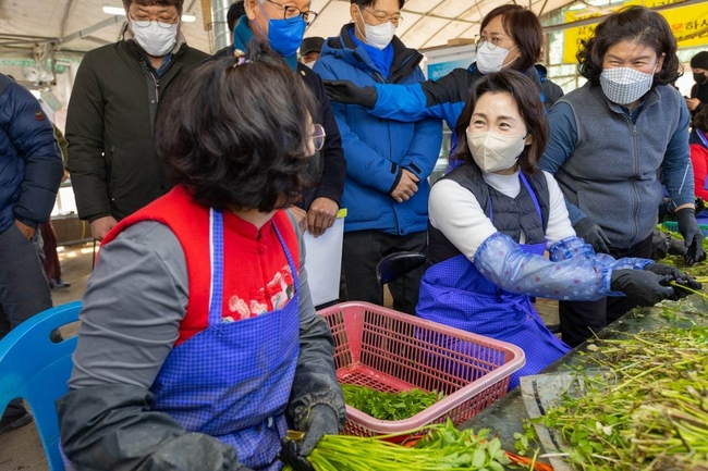 청도로 이동해, 한재 미나리 영농조합법인을 방문했다. 조합에서는 미나리 출하 준비가 한창이었고 김혜경 씨는 농가에서 미나리 손질과 세척, 포장을 도왔다