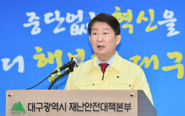 권영진 대구시장이 24일 대구시청에서 오미크론 확산에 따른 빙역대책을 브리핑하고 있다 .