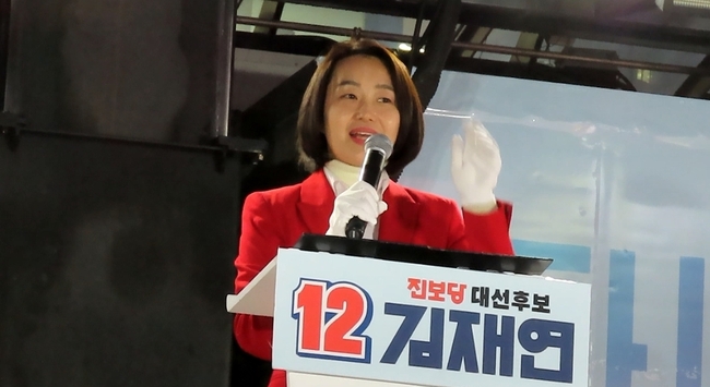 김재연 진보당 대선 후보가 28일 오후 6시 대구 동성로 구 대백 앞 광장에서 새로운 정치를 하겠다며 연설하고 있다