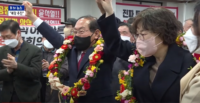 임병헌 대구 중남구 국회의원 보궐선거 당선자가 10일 오전 3시 당선이 확정되자 양손을 치켜들고 환호하고 있다
