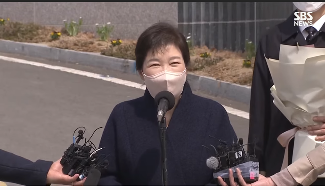 박근혜 전 대통령이 24일 대구 달성에서 기자 회견을 하고 있다 .