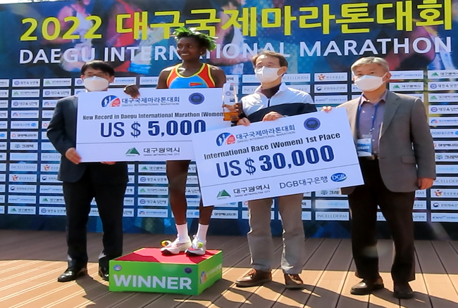 대구국제마라톤 신기록을 세운 나즈렛 선수는 대회 우승상금 3만 불과 신기록 상금 5천불을 더하여 3만 5천불을 받아 행복한 미소를 보이고 있다 .