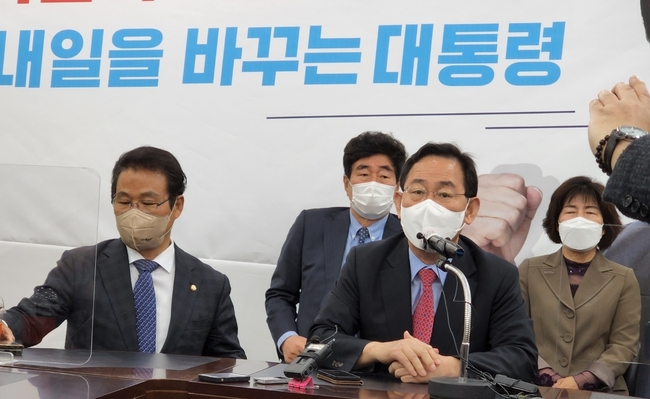 13일 국민의힘 주호영 대구시당 공천관리위원장이 시당 회의실에서 기자간담화를 하고 있다