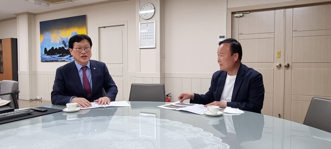 김재원 대구시장 국민의힘 예비후보는 14일 김대권 수성구청장을 만나 대구시 전역의 조정대상지역을 하루빨리 풀어야 한다는데 뜻을 같이했다.