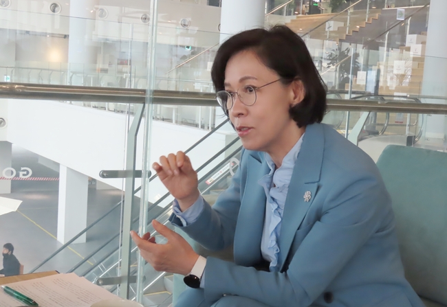 이인선 20대 대통령직인수위원회 산하 지역균형발전위원회 위원이 21일 오전 대구시내에 한 카페에서 더타임즈와 인터뷰 하고 있다 .