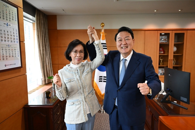 대구 수성 을 국회의원 보궐선거에 출마한 이인선 예비 후보와 윤석열 당선인 ( 사진 : 이인선 페이스북 )