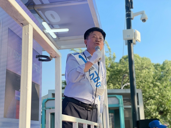 김용락 대구시장 후보가 21 일 수성구 상화동산에서 지역 문화 예술 발전을 위한 공약을 발표하고 있다 .