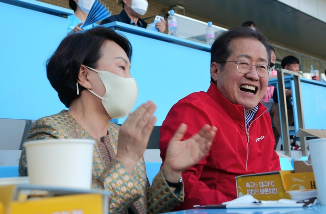 대구FC 홈경기에서 홍준표 대구시장 후보가 부인 이순삼 여사와 경기를 관람하면서 활짝 웃고 있다