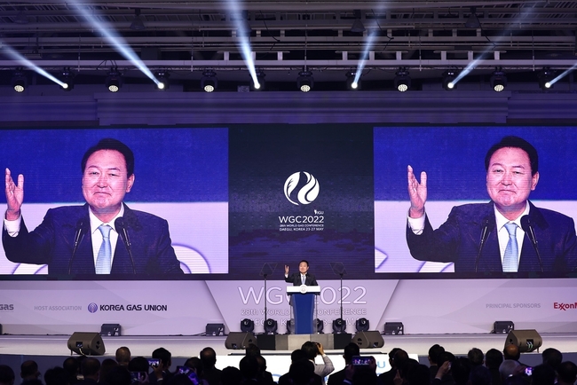 ‘제28회 세계가스총회’ 개막식에서 윤석열 대통령이 축하 연설을 하고 있다 .