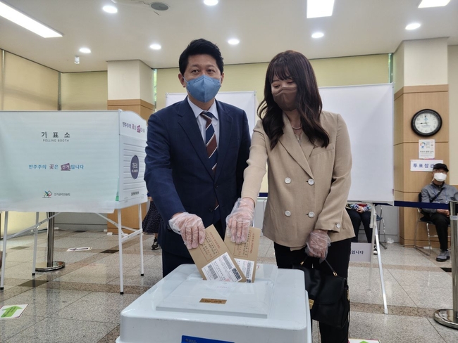 더불어민주당 서재헌 대구시장 후보는 사전투표 첫날인 27일 오전 9시 대구 달서구 이곡2동 행정복지센터 사전투표소에서 배우자 황혜영 씨와 함께 투표를 하고 있다.