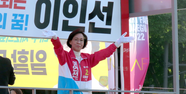 이인선 후보가 31일 두산 오거리에서 선거유세를 하고 있다 .