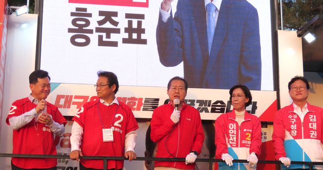홍준표 대구시장 후보가 31일 저녁 수성구 상화동산에서 자신의 공약을 발표 하고 있다 . 함께 지원 연설 나온 감승수의원 , 김용판 의원 , 홍준표 후보, 이인선 후보,김대권 수성 구청장 후보
