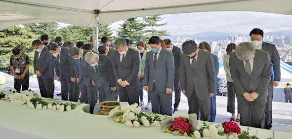 더불어민주당 대구시당은 제67회 현충일을 맞아 6일 오전 8시 대구 남구 충혼탑을 찾아 참배했다.