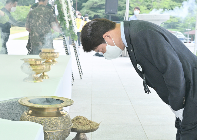 권영진은 대구시장은 6일 오전 예순 일곱 번째 현충일을 맞아 대구 현충탑에서 순국선열과 호국영령의 거룩한 희생과 숭고한 넋을 기리고 참배했다.