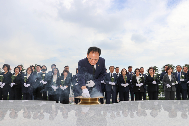 대구시의회가 7월 5일 오전 10시 신임 이만규 의장을 비롯한 32명 시의원 전원이 참석한 가운데 충혼탑 참배를 하고 있다.