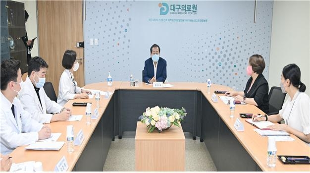 홍준표 대구시장이 8일 오후 대구의료원을 방문하여 직원들과 대화를 하고 있다 .