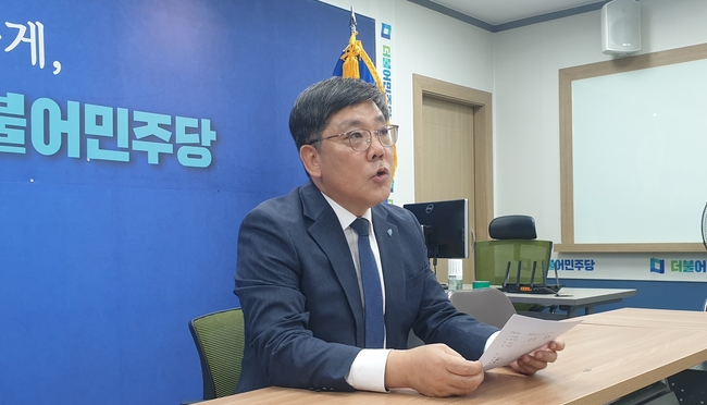 민주당대구시당 위원장에 출마한 달서구 갑 권택흥 위원장이 30일 대구시당에서 기자 간담회에서 자신의 공약을 발표하고 있다 .