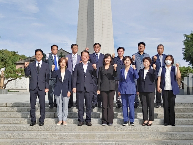 제77주년 8.15 광복절을 맞이하여 더불어민주당 대구시당은 오전 8시 30분 대구경북 항일독립운동기녑탑(대구 동구 효목동 225)에서 참배했다