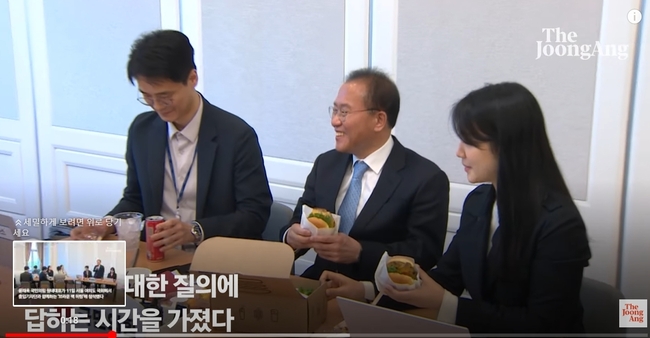 윤재옥 원내대표가 11일 국회에서 출입기자단과 ‘브라운백 미팅’을 하고 있다 ( 사진 : 방송 캡쳐 )