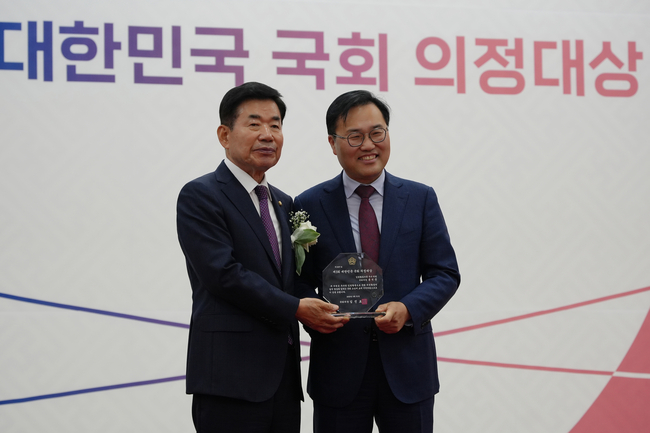 홍석준 의원(국민의힘, 대구 달서구갑)은 31일 오전 서울 국회 본관 로텐더홀에서 진행된 제75회 국회개원기념식에서 ‘대한민국 국회 의정대상’을 수상했다.