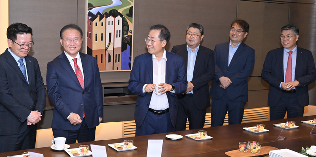 홍준표 대구시장이 2023 대구 투자설명회에서 참석자들과 대화를 나누고 있다 .
