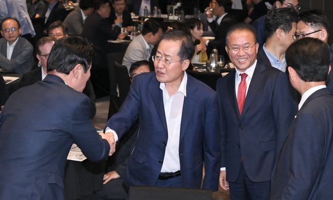 홍즌표 대구시장이 2023 대구투자설명회에서 참석자들과 인사를 나누고 있다 .