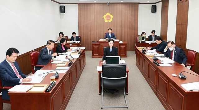 대구시의회 기획행정위원회는 이날 시청 공보관실과 공무원교육원을 상대로 행정사무감사에 돌입했다.