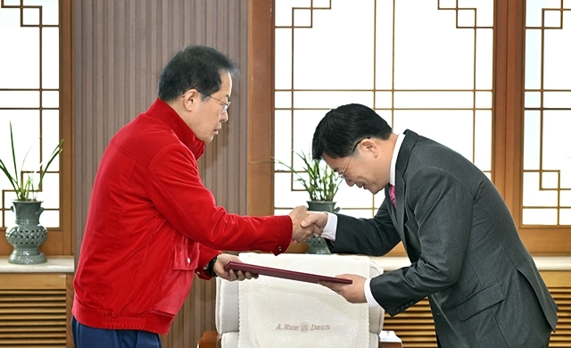김선조 대구시 행정부시장이 홍준표 시장으로부터 임용장을 받고 있다.