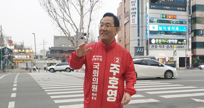 주호영 국민의힘 대구 수성 갑 국회의원 예비후보가 4일 거리 유세에서 자신의 생각을 말하고 있다.