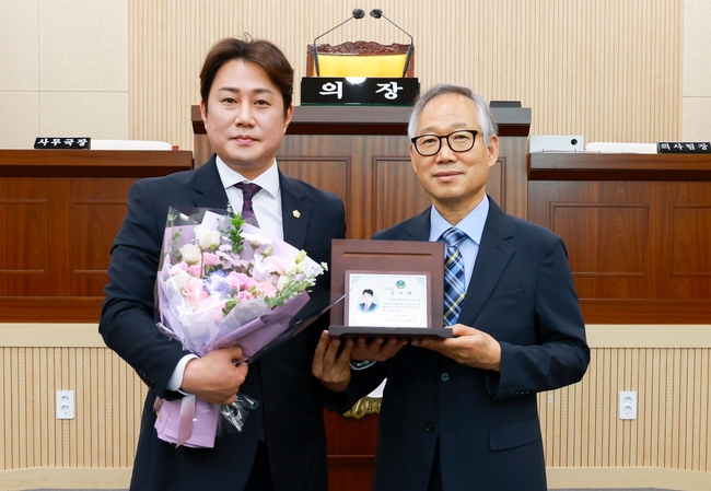 대구광역시 동구의회 기획행정위원회 소속 이진욱 의원이 8월 5일, 대구시 자치경찰위원회로부터 감사패를 수상했다