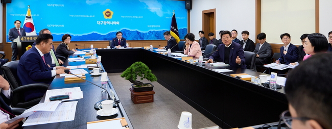 대구광역시의회(의장 이만규)는 11월 6일 제321회 정례회 제1차 본회의를 마친 뒤, 시의회 2층 회의실에서 의장단과 각 상임위원장이 참석한 가운데 확대의장단 회의를 개최했다.