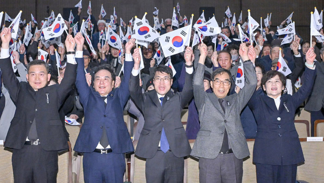 순국선열의날_기념식_사진_1(만세삼창)